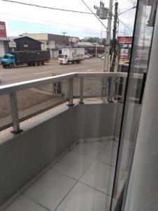 una vista desde una ventana de una calle con un camión en HOTEL NOVAES, en Castanhal