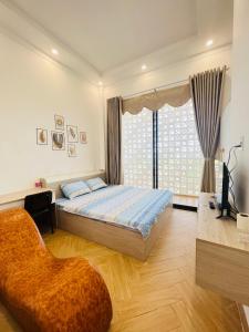 1 dormitorio con cama y ventana grande en HATY MOTEL & COFFEE en Pleiku