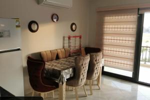 Un comedor con mesa y sillas en Blanca Marassi Chalet on Lagoon, en El Alamein