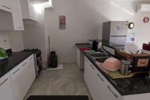 una cocina con fregadero y encimera en Blanca Marassi Chalet on Lagoon, en El Alamein 9 fotos más