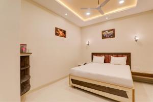 a bedroom with a bed in a room at OYO Hotel Ambika Palace in Patna