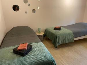 Llit o llits en una habitació de Gîte La Chartre-sur-le-Loir, 7 pièces, 12 personnes - FR-1-410-442