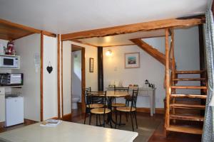 cocina y comedor con mesa y sillas en Dylans Country Cottages en Kaikoura