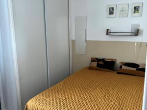 Appartement Merville-Franceville-Plage, 4 pièces, 4 personnes - FR-1-465-111 tesisinde bir odada yatak veya yataklar