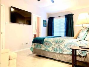 Una cama o camas en una habitación de Modern Updates - Great Location - King Bed- BMT