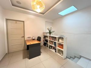 ein Heimbüro mit einem Schreibtisch und einem Bücherregal in der Unterkunft Cozy Suite for 2 - 6 pax near Kek Lok Si & Penang Hill, Dual key system in Ayer Itam