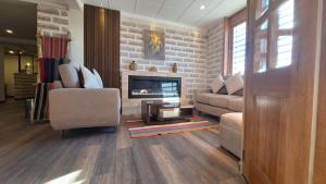 uma sala de estar com um sofá e uma lareira em Hotel de Sal Atipax em Uyuni