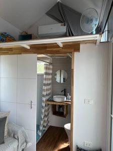 een badkamer met een wastafel en een toilet in een kamer bij BRAND NEW Beachfront Tiny Home Oniro in Koh Samui 
