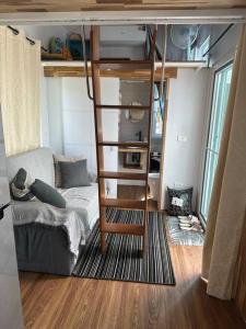 Habitación pequeña con litera y sofá en BRAND NEW Beachfront Tiny Home Oniro en Koh Samui