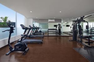Fitness centrum a/nebo fitness zařízení v ubytování Luminor Hotel Purwokerto By WH
