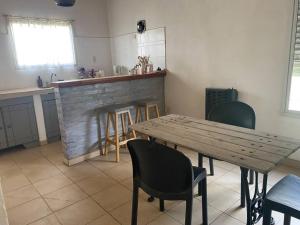 a kitchen with a wooden table and chairs at Casa antigua en Barrio Tranquilo in Trenque Lauquen
