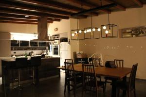 uma cozinha e sala de jantar com mesa e cadeiras em Maravilloso loft serrano em Cuesta Blanca