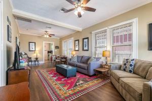 una sala de estar con un sofá y una mesa en Beachy Bungalow! 2BD, King Bed, en Galveston