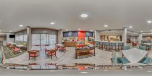 un hall de stockage avec des tables et des chaises dans l'établissement Hampton Inn Bridgeport/Clarksburg, à Bridgeport