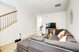 Et tv og/eller underholdning på Spacious Washington, D.C. Rowhome w/ free parking!