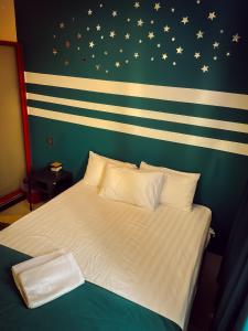 Postel nebo postele na pokoji v ubytování V Hotel Sri Gombak (Previously MyHome Hotel)