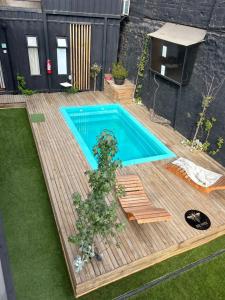 una piscina con terrazza in legno e una piscina di Sunset house Villa alemana BH7 a Villa Alemana