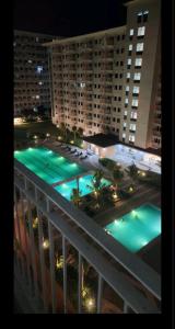 - Vistas a un edificio con piscina por la noche en Field Residences Condotel Near Airport, en Manila