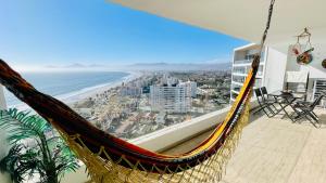 - un hamac dans une chambre avec vue sur la plage dans l'établissement La Choza VIP Roja, à Coquimbo