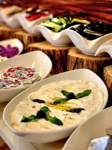 stół z miskami z jedzeniem na talerzach w obiekcie Vote Hotel w mieście Irbil