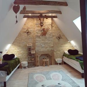 Habitación en el ático con 2 camas y chimenea en Le Sourire du Troubadour - 8 chambres - Baignade à 300 m - Salle de jeux - Poêle à bois, en Daglan