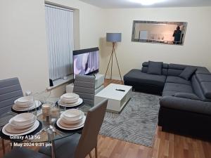 POTTERS LOGDE LIVERPOOL by Edl Ventures Ltd في ليفربول: غرفة معيشة مع أريكة وطاولة