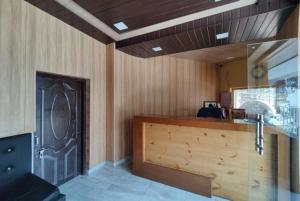una stanza con bancone e porta a vetri di Goroomgo Payal Lake View Mall Road Nainital a Nainital