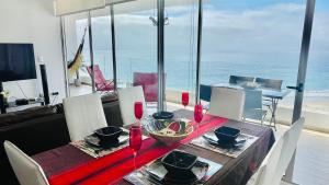 une salle à manger avec une table avec vue sur l'océan dans l'établissement La Choza VIP Roja, à Coquimbo