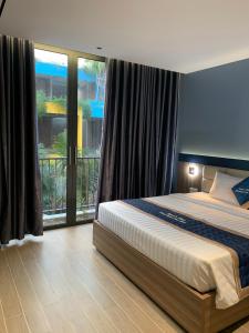 Nam KhêにあるAnna Villa Flamingo Linh Trườngのベッドルーム1室(ベッド1台、大きな窓付)
