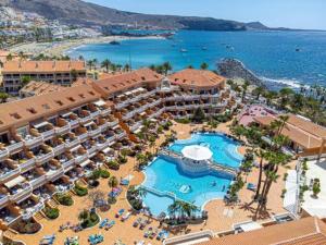 een luchtzicht op een resort met een zwembad bij Tenerife Royal Gardens - Las Vistas TRG - Viviendas Vacacionales in Playa de las Americas