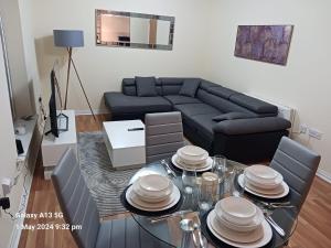 POTTERS LOGDE LIVERPOOL by Edl Ventures Ltd في ليفربول: غرفة معيشة مع طاولة وأريكة