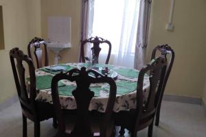 Imagen de la galería de Cheerful 3 bedrooms HOME with an inbuilt hottub, en Lake View Estate