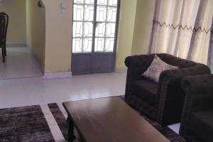 Imagen de la galería de Cheerful 3 bedrooms HOME with an inbuilt hottub, en Lake View Estate