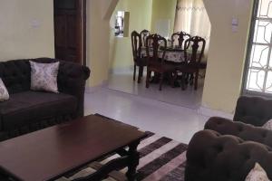 sala de estar con sofá y mesa en Cheerful 3 bedrooms HOME with an inbuilt hottub, en Lake View Estate