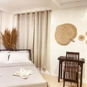 Postel nebo postele na pokoji v ubytování Abihon HoferHaus Mactan Guesthouse