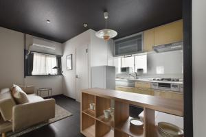 cocina con mesa y sofá en una habitación en 岡田ビル5階, en Tokio