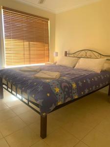 Ένα ή περισσότερα κρεβάτια σε δωμάτιο στο Lazy Days in Jurien Bay