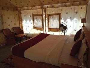 Voodi või voodid majutusasutuse THE THAR DESERT CAMP SAM JAISLMER toas