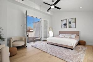 um quarto com uma cama e uma ventoinha de tecto em Cozy 3-bedroom townhouse with a private loft em Dallas