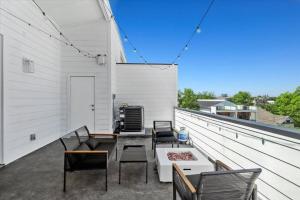 a patio with chairs and a table on a roof at Cozy 3-bedroom townhouse with a private loft in Dallas