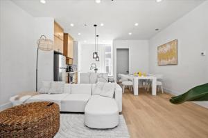 uma sala de estar branca com um sofá branco e uma mesa em Cozy 3-bedroom townhouse with a private loft em Dallas