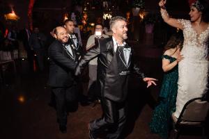 una pareja bailando en la pista de baile en una boda en •Executive Suite• Quiet, Centrally & Comfortable en Ciudad Juárez