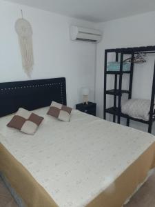 1 dormitorio con 1 cama con 2 almohadas y una escalera en ENCANTO SERRANO en Villa Carlos Paz