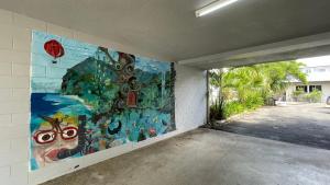 uma garagem vazia com um quadro na parede em Cairns City Motel em Cairns