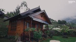 uma pequena casa de madeira numa colina em Puncak Lestari Villa Bedugul by BIJAK em Bedugul