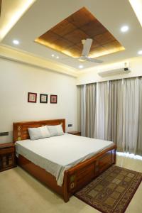 Madhukar Homestays tesisinde bir odada yatak veya yataklar
