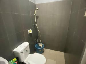 Kylpyhuone majoituspaikassa 2 Bedroom House in Camella Carcar Cebu