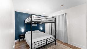 a bedroom with a bunk bed and a blue wall at Modern Apartment in downtown dallas 2bed 2 bath in Dallas