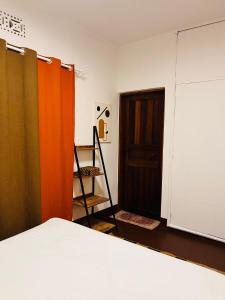 um quarto com uma cama, uma escada e uma porta em Makini Spaces em Arusha