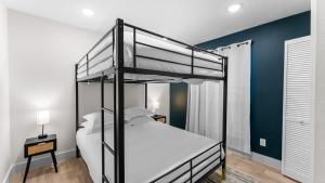 een slaapkamer met een stapelbed en blauwe muren bij Stylish 2 bed 1 Mile to downtown Free parking in Dallas